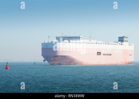 Der Wallenius Wilhelmsen Logistics, FAHRZEUGE TRÄGER (Car carrier), THERMOPYLAE, nähert sich der Hafen von Southampton, UK. Stockfoto