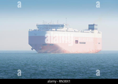 Der Wallenius Wilhelmsen Logistics, FAHRZEUGE TRÄGER (Car carrier), THERMOPYLAE, nähert sich der Hafen von Southampton, UK. Stockfoto