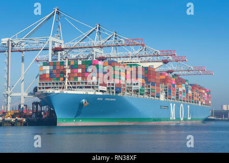 Die 400 m, 20.000 TEU, ultra-large Container schiff, MOL TRIUMPH, Be- und Entladen in die Southampton Container Terminal, Februar 2019. Stockfoto