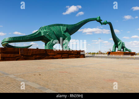 Erenhot, der Inneren Mongolei, China - 23. September 2018: Zwei grüne küssen Dinosaurier. Statuen von zwei Dinosaurier auf beiden Seiten der Straße in der Nähe der Stadt. Stockfoto