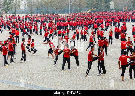 Dengfeng, China - Oktober 16, 2018: Schüler der Kung Fu Schule warm up in der Ausbildung. Shaolin Tempel. Stockfoto