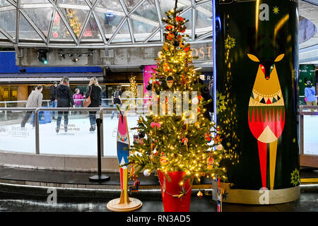 Kostenfreie öffentliche Eislaufbahn, Robson Square, Downtown, Vancouver, British Columbia, Kanada Stockfoto