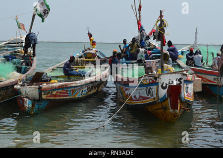 Pirogen in der sardinellen Fischerei im Senegal, Westafrika verwendet Stockfoto