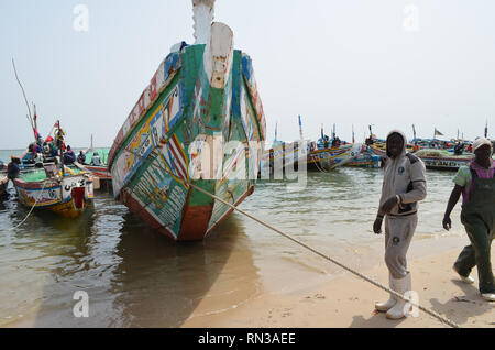 Pirogen in der sardinellen Fischerei im Senegal, Westafrika verwendet Stockfoto