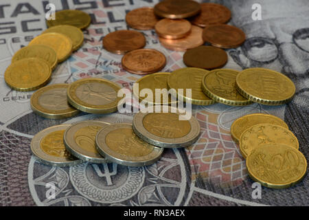 Euro-Münzen und Euro Cent Münzen auf einem alten österreichischen tausend Schilling bill Stockfoto