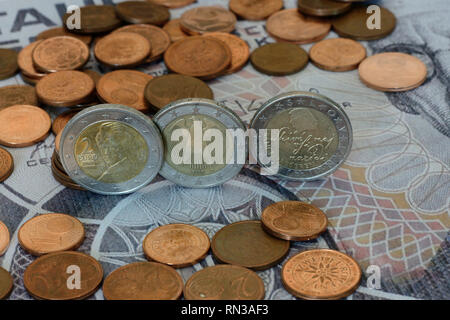 Euro-Münzen und Euro Cent Münzen auf einem alten österreichischen tausend Schilling bill Stockfoto