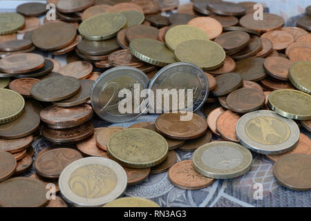 Euro-Münzen und Euro Cent Münzen auf einem alten österreichischen tausend Schilling bill Stockfoto