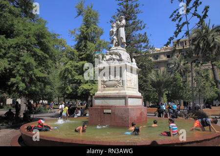 Chile, Santiago, Plaza de Armas, Springbrunnen, Statue, Kinder, Stockfoto