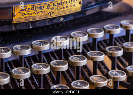 Berlin, Deutschland - 19 Dezember, 2018: Detail eines historischen staubigen tragbare Schreibmaschine in Deutschland während der zwanziger Jahre des 20. Jahrhunderts. Stockfoto