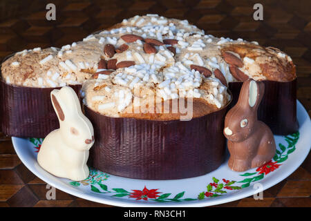 Italienische Ostern Kuchen, Columba oder Taube Kuchen mit Gewürzen und getrockneten Früchten mit Schokolade Ostereier Stockfoto