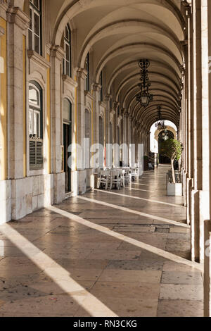 Arcade auf der Westseite des Praça do Comércio, Lissabon, Portugal Stockfoto