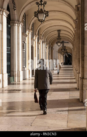 Arcade auf der Nordseite des Praça do Comércio, Lissabon, Portugal Stockfoto