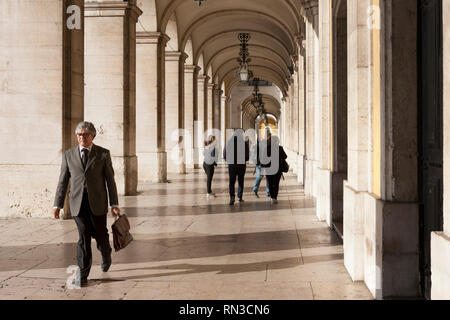 Arcade auf der Nordseite des Praça do Comércio, Lissabon, Portugal Stockfoto