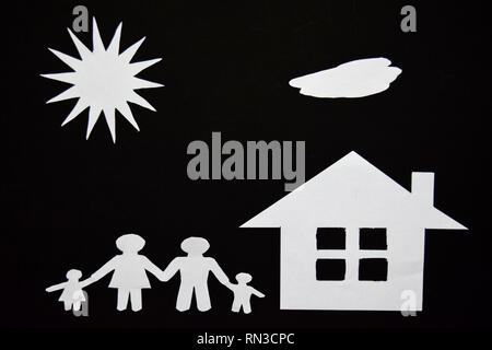 Konzept Bild von ihrem Haus machen. Papier schneiden von Familie mit Haus und Baum Stockfoto