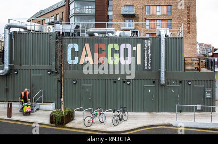 BRISTOL, Großbritannien - 16 Februar, 2019: CARGO 1 Container Geschäfte Wapping Wharf, Bristol, Großbritannien Stockfoto
