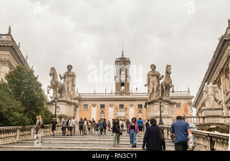 Touristen gehen die Treppe zum Palazzo Senatoren. Rom, Italien Stockfoto