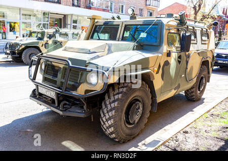 Samara, Russland - 5. Mai 2018: Hohe Mobilität Fahrzeuge GAZ-2330Tigr ist eine Russische 4x4, Mehrzweck, All-terrain Infanterie Mobilität Fahrzeug in der Tarnung Stockfoto