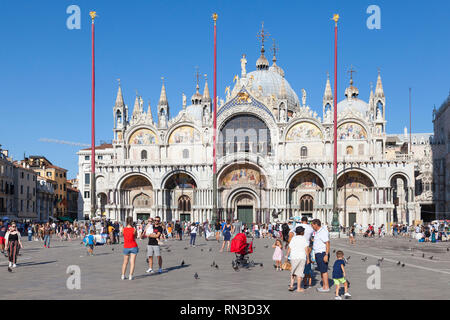 Touristen viewng Basilica San Marco (Markusplatz), Piazza San Marco, dem Markusplatz, San Marco, Venedig, Venetien, Italien, blaue Himmel Sommer Abend Stockfoto