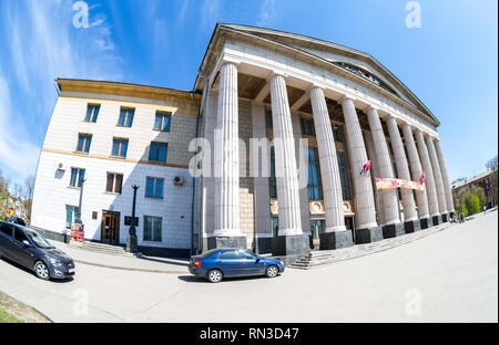 Samara, Russland - 6. Mai 2018: Palast der Kultur auf der Kirovplatz im Sommer sonnigen Tag. Fischaugenobjektiv Stockfoto