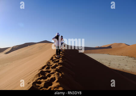 Touristen klettern Big Daddy dune Neben Dead Vlei in Sossusvlei, Namibia Stockfoto