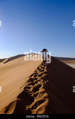 Touristen klettern Big Daddy dune Neben Dead Vlei in Sossusvlei, Namibia Stockfoto