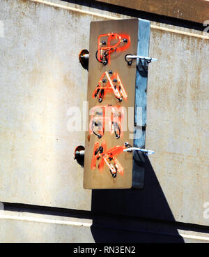 Parkgarage blinkt orange neon Schild Parkplatz zu werben. Zeichen ist auf Beton Wand befestigt. Stockfoto