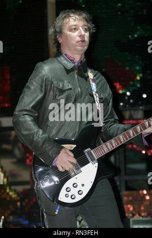 Gitarrist und Songwriter Peter Buck von der Rockband R.E.M. ist dargestellt auf der Bühne während einer "live"-Konzert aussehen. Stockfoto