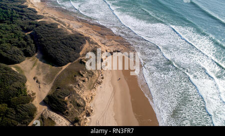 Luftbild von zwei Menschen zu Fuß auf einem wilden Strand in Vendee, Frankreich Stockfoto