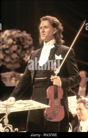 Der niederländische Geiger, Dirigent und Komponist André Rieu ist dargestellt auf der Bühne während einer "live"-Konzert aussehen. Stockfoto