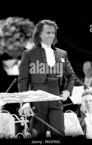 Der niederländische Geiger, Dirigent und Komponist AndrŽ Rieu wird gezeigt auf der Bühne während einer "live"-Konzert aussehen. Stockfoto