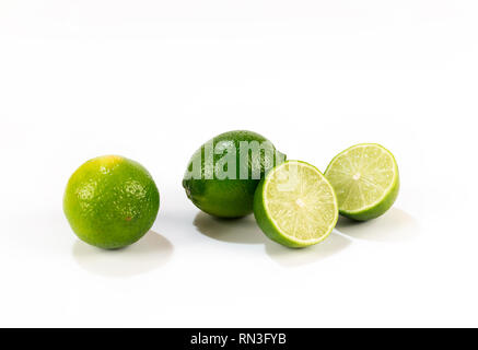 Köstliche frische Zitronen auf weißem Hintergrund Stockfoto