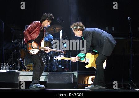 Gitarrist Ron Wood und Keith Richards von den Rolling Stones werden angezeigt, während auf der Bühne ein "live"-Konzert aussehen. Stockfoto