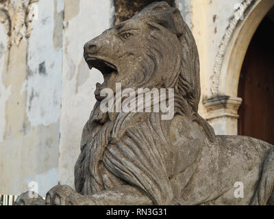 Lion Statue vor der Basilika Catedral de la Asunción über Leon, Nicaragua Stockfoto