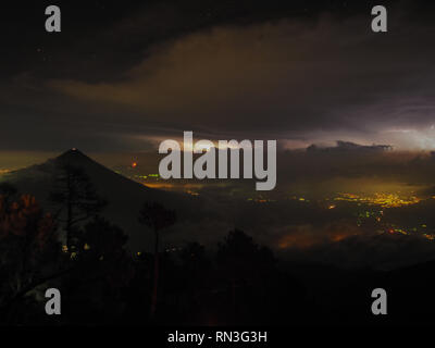 Nightsky mit Blitz und Vulkanausbruch in Guatemala Stockfoto