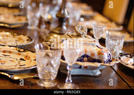 Antike Gläser und Porzellan auf einem gedeckten Tisch bei Scotney Castle, Kent, Großbritannien. Stockfoto