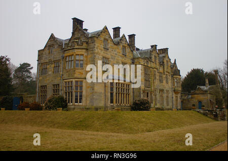Die Rückseite des Scotney Castle in Kent, Großbritannien. Stockfoto