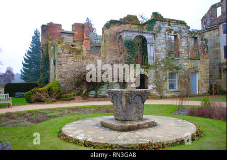 Die alte Scotney Castle in Kent, Großbritannien, wurde ursprünglich im 14. Jahrhundert erbaut. Stockfoto