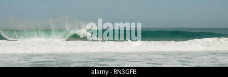 Surfer in der Pipeline von Puerto Escondido, Mexiko Stockfoto