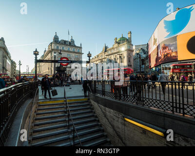 Man geht in den Eingang der Piccadilly Circus U-Bahnstation London, England. Stockfoto