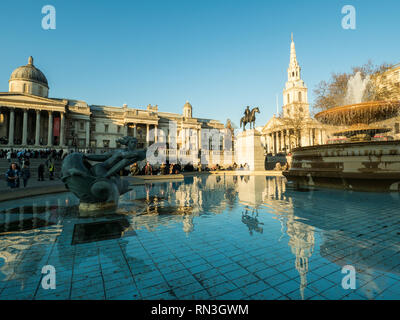 Brunnen am Trafalgar Square und der National Gallery (Links) & St Martin in der Kirche (rechts), London, England Stockfoto