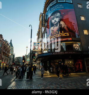 Les Miserables Zeichen am Queens Theatre in der Shaftesbury Avenue, London, England Stockfoto