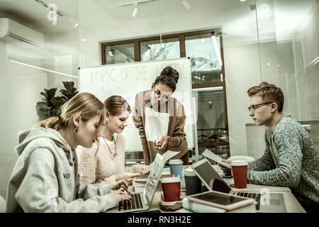 Afrikaner - Lehrer Brille trägt ihr helfen Studenten Stockfoto