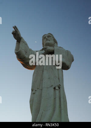 Christus Statue (Cristo de La Misericordia) und den Mond in San Juan del Sur, Nicaragua Stockfoto