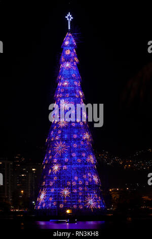 Höchste schwimmende Weihnachtsbaum der Welt Bau mit Tonnen von Lichter wechselnde Designs und Farben in der Nacht in der Stadt von Rio de Janeiro Stockfoto