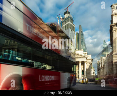 London, England, UK - 14. September 2018: einem oben offenen Doppeldecker Tourbus geht durch die besetzte Bank Kreuzung mit der Royal Exchange Aufbau einer Stockfoto