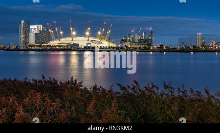 London, England, Großbritannien - 14 September, 2018: Die O2 Arena Millennium Dome und moderne Wolkenkratzer Wohnblocks Leuchten auf der sanierten Nord G Stockfoto