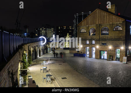 London, England, UK - Dezember 14, 2018: Pedestrials durch Das neu sanierte Kohle Tropfen Yard gehobenen Einkaufszentrum entfernt, besetzen alten railwa Stockfoto