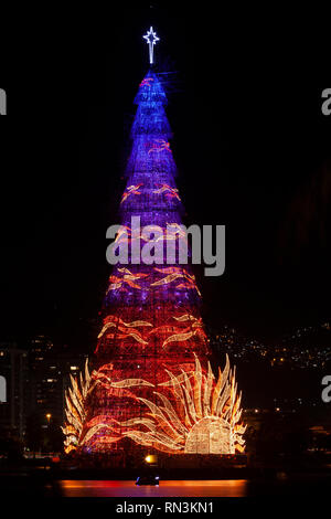 Höchste schwimmende Weihnachtsbaum der Welt Bau mit Tonnen von Lichter wechselnde Designs und Farben in der Nacht in der Stadt von Rio de Janeiro Stockfoto