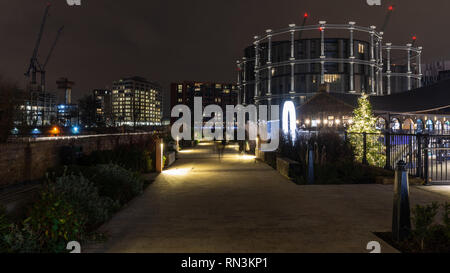 London, England, UK - Dezember 14, 2018: Fußgänger entlang Bagley Spaziergang an Kohle Tropfen Hof, Teil von der King's Cross regeneration Nachbarschaft, w Stockfoto