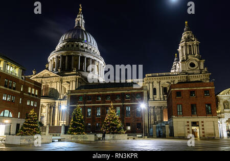 London, England, UK - Dezember 17, 2018: Weihnachtsbäume schmücken Paternoster Square unter der Kuppel der St. Paul's Cathedral in der City von London. Stockfoto